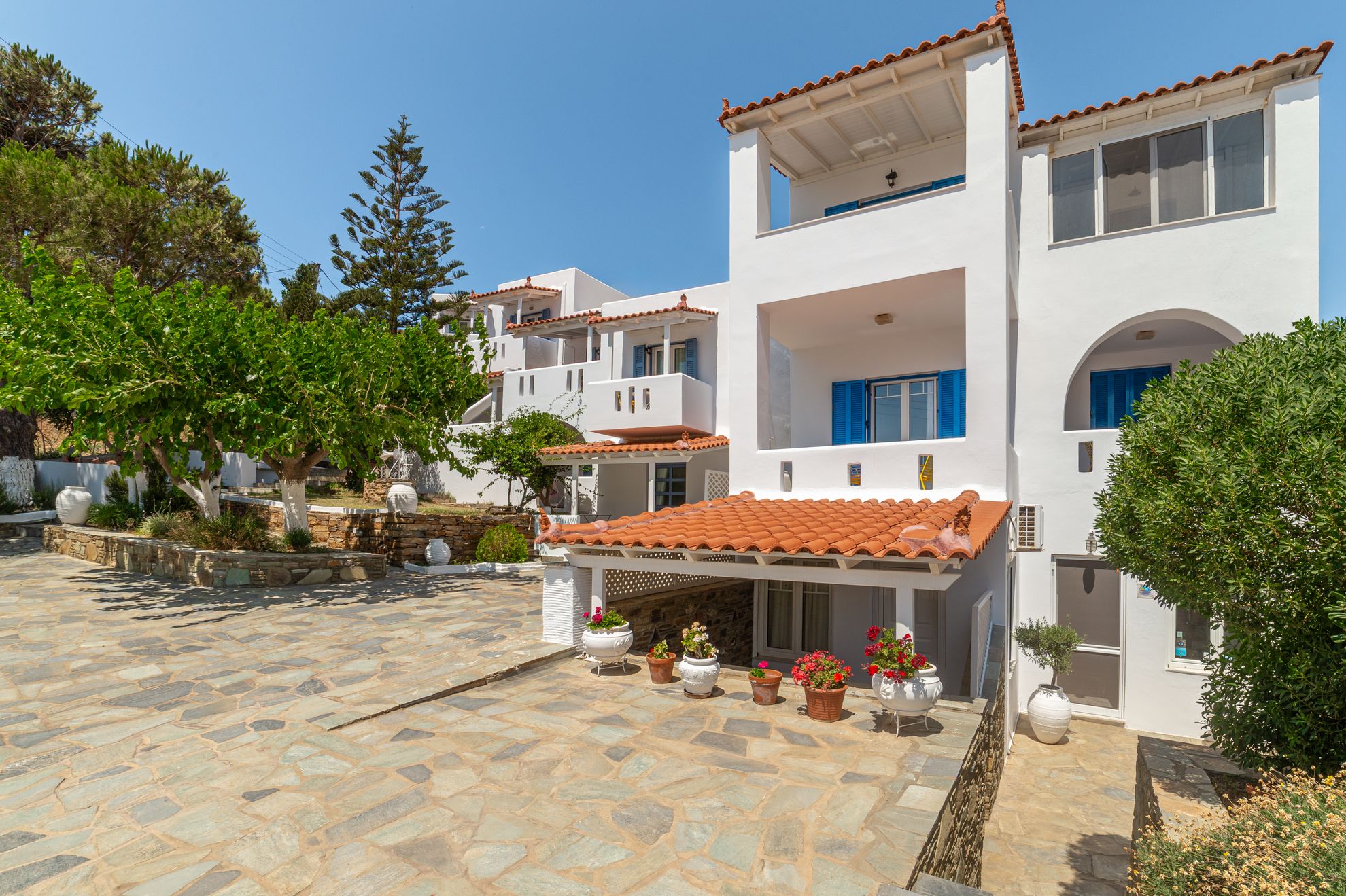 Studio Irene — πρόσοψη & κήπος